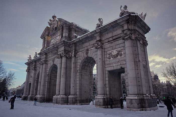 Puerta de Alcalá con nieve
