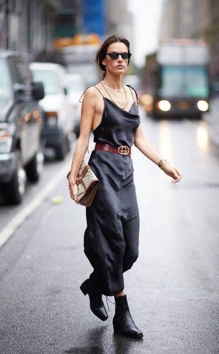 Vestido satinado negro con cinturón
