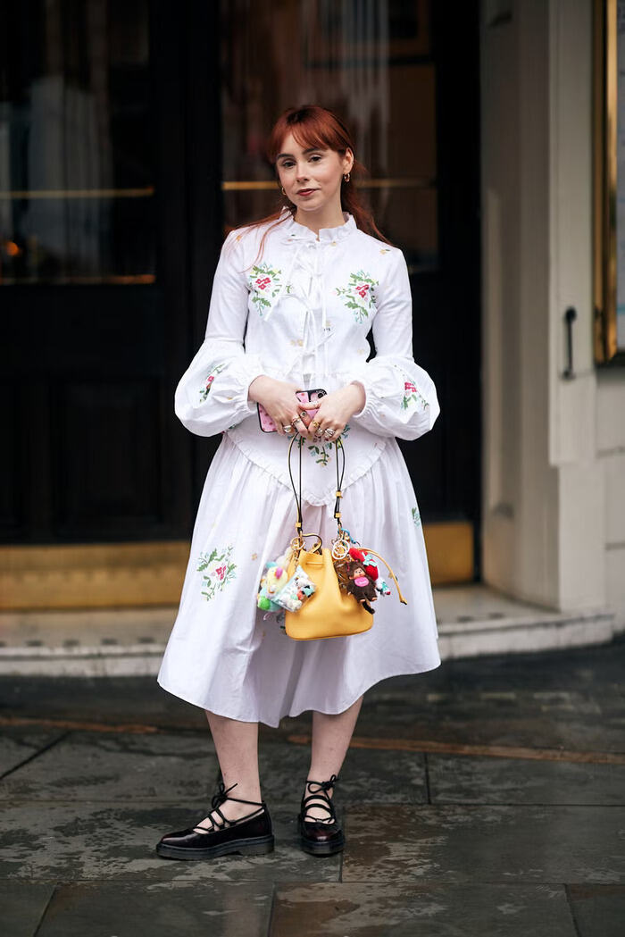 Vestido romántico punto de cruz