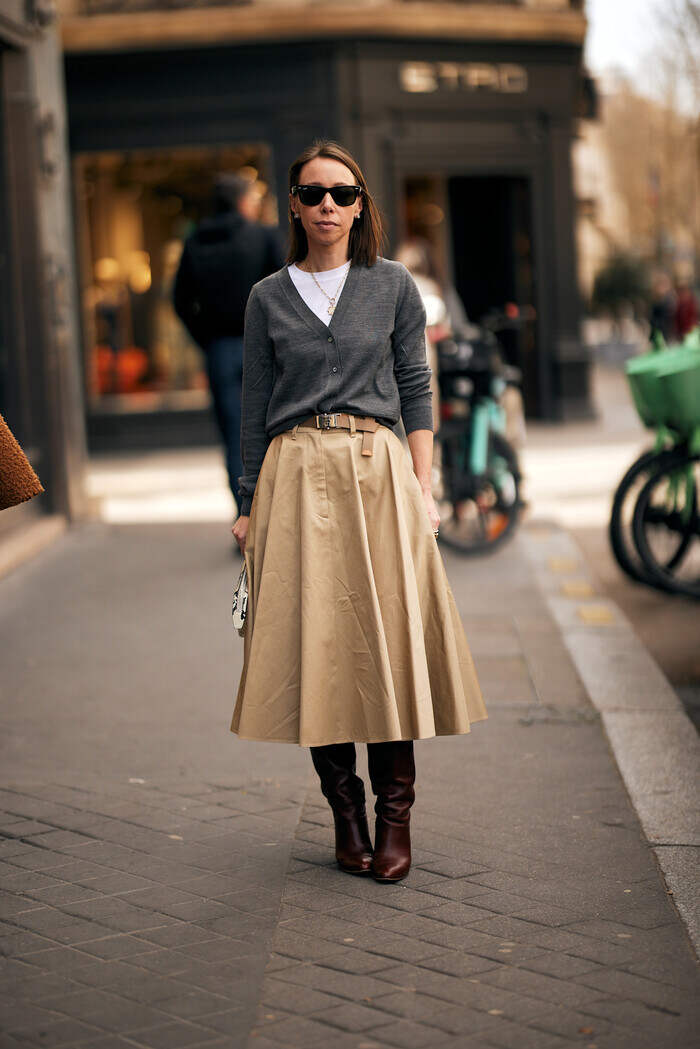 Look falda midi con botas altas