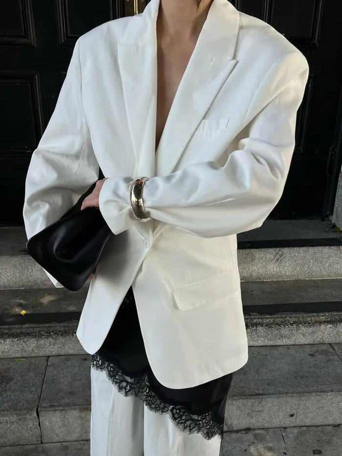 Look color pantone 2026 Cloud dancer look