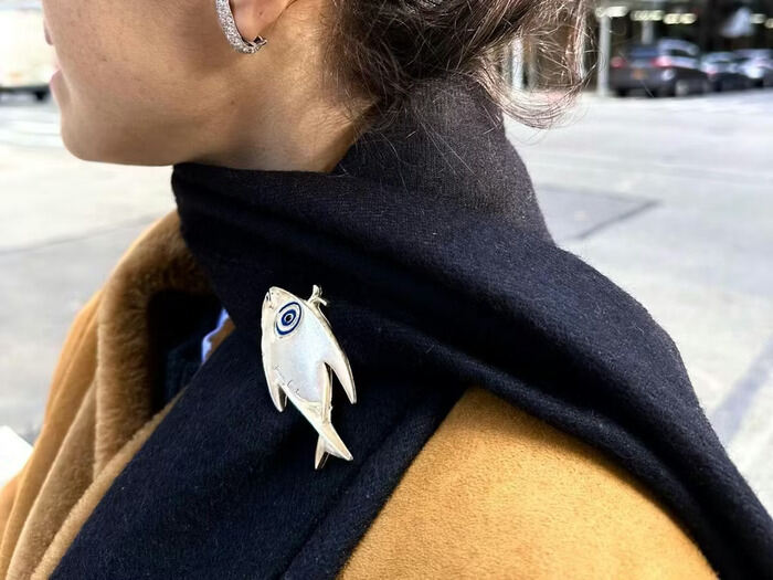Broche sobre bufanda moda