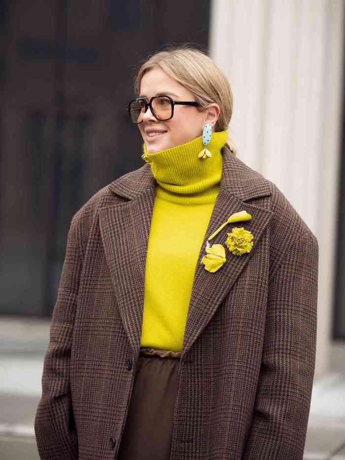 Broche sobre la solapa moda 2026