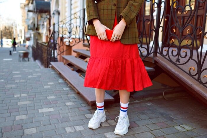 Zapatillas + calcetines a la vista estilo 2026