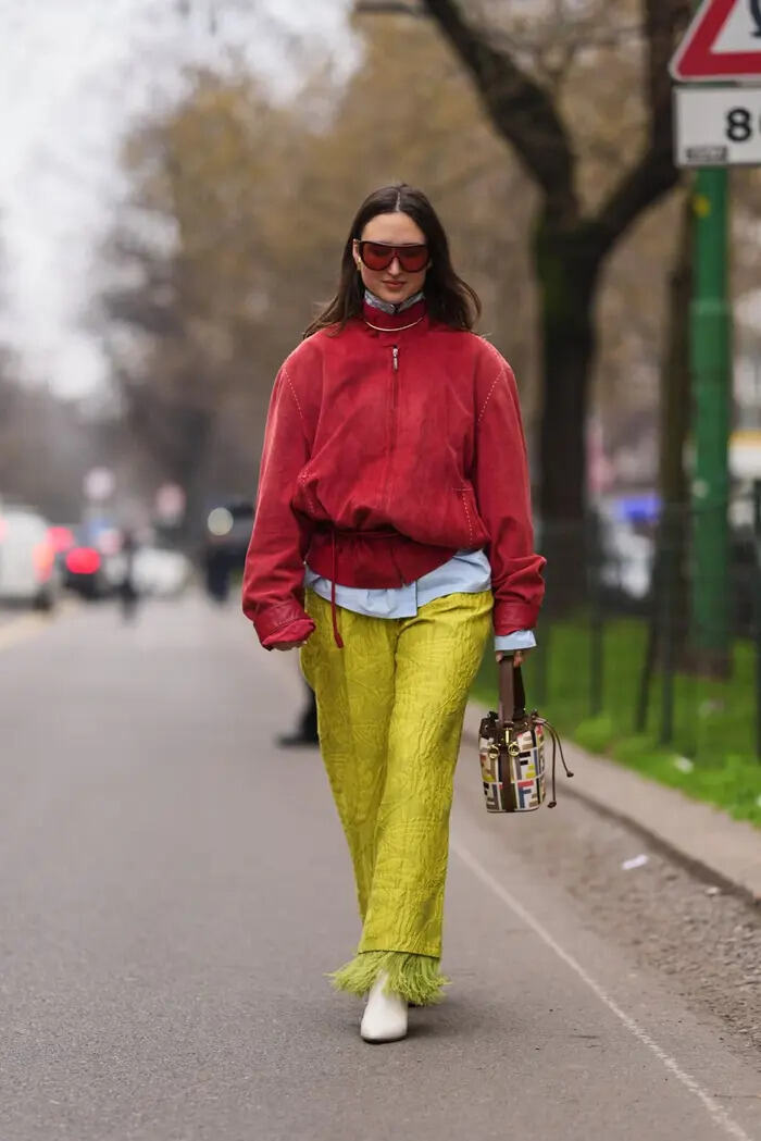 Moda pantalón amarillo