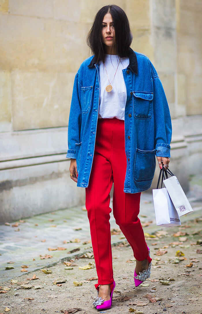 Pantalón rojo con chaqueta vaquera look