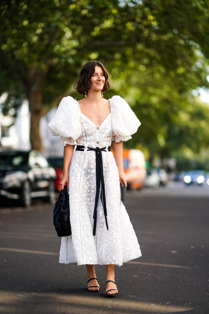 Vestido blanco y cinturón de piel