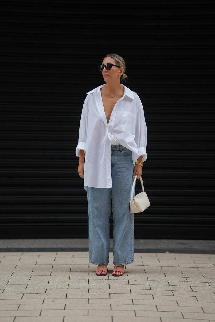 Camisa blanca con vaqueros Camisa oversize con vaqueros