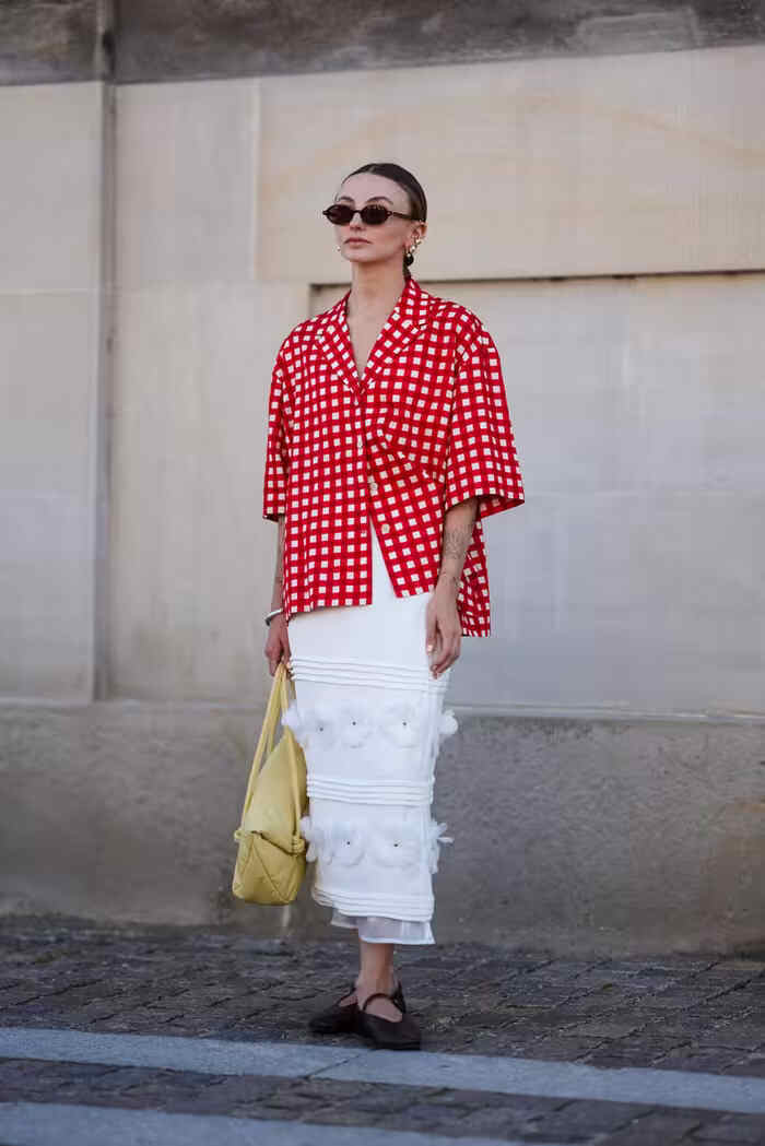 Camisa oversize para verano Camisa oversize y falda midi ajustada
